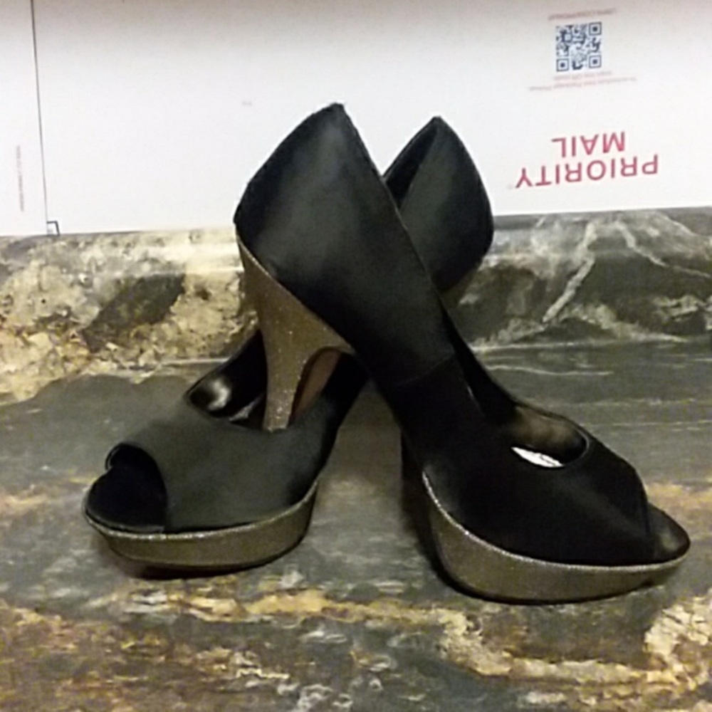 🎈Kenneth Cole Peep-toe platform heels